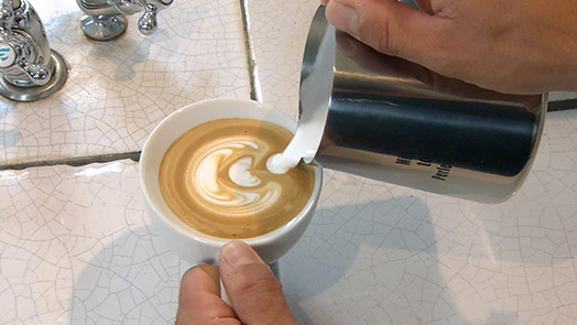 Przewodnik po Latte Art: Jak narysować Liść i Tulipan
